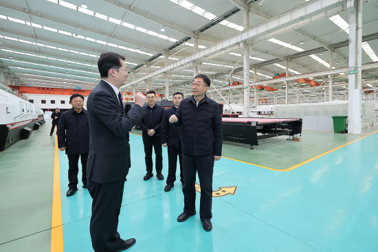 ��ʮһ��ʮ������ʡί��ӛ������λ���°��h����ꖱ����߶��b��a(ch��n)�I(y��)���޹�˾���{(di��o)�����M(j��n)����I(y��)�l(f��)չ��r��ӛ�߶�����Ѹ��z