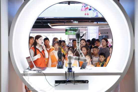 10��25�����㽭ʡ���ꃺͯ����ˇ�g(sh��)��ِ�@��(ji��ng)��ͯ���M(j��n)��������δ���Ƽ��w�(y��n)�������H���w�(y��n)��ˇ�g(sh��)+�Ƽ����Ŀ���������D�郺ͯ���^�����C(j��)е�ۺ͙C(j��)е����(�DƬ��Դ��������)